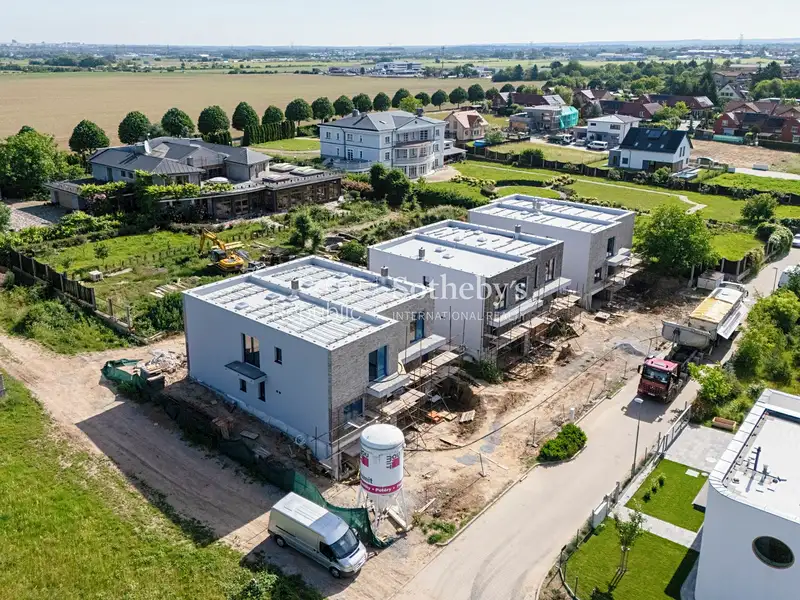 Letecký pohled na výstavbu moderních rodinných domů